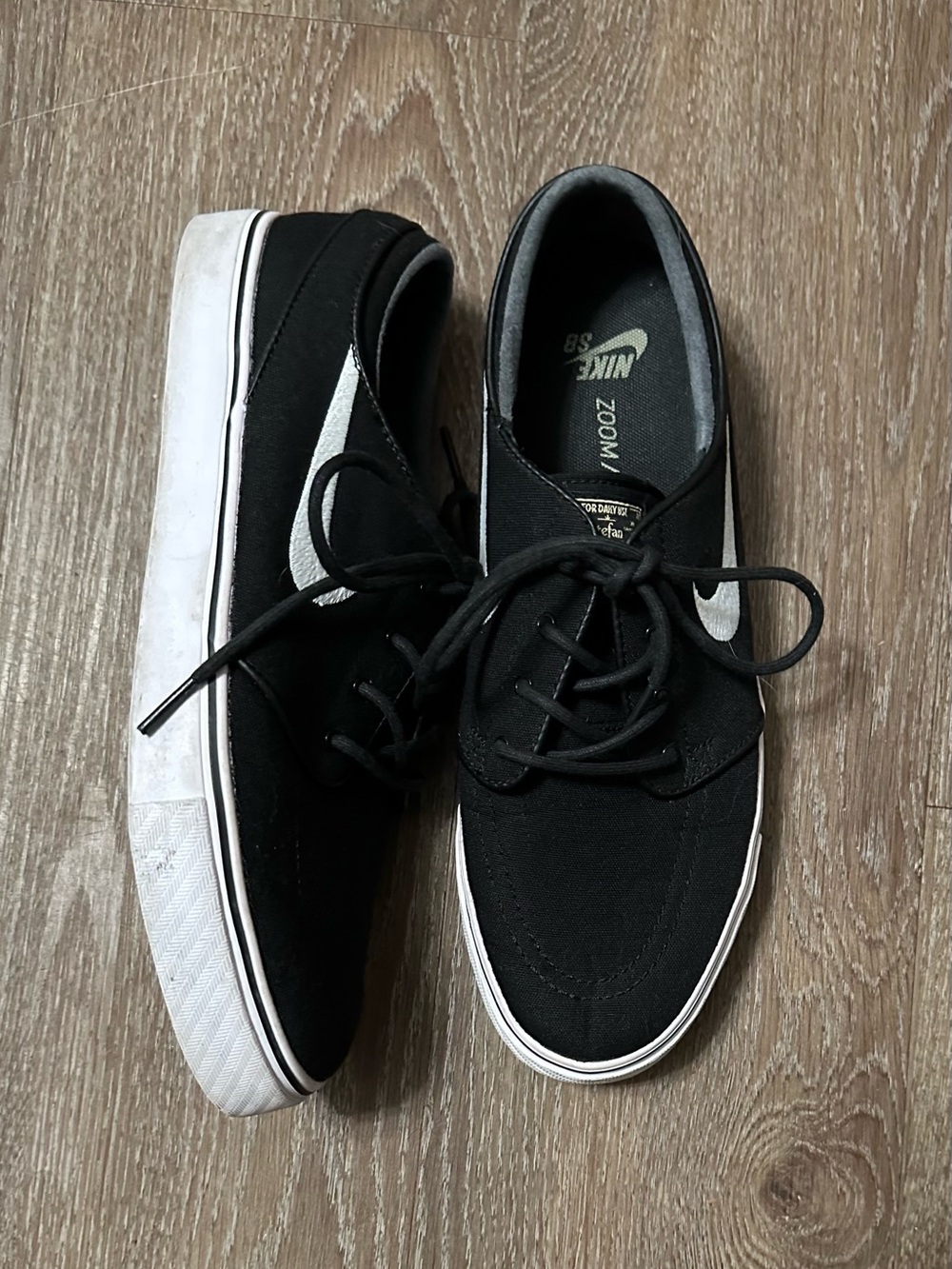 men’s Nike Zoom Stefan Janoski Cnvs
'Black' White EUC size 9.5 9 1/2